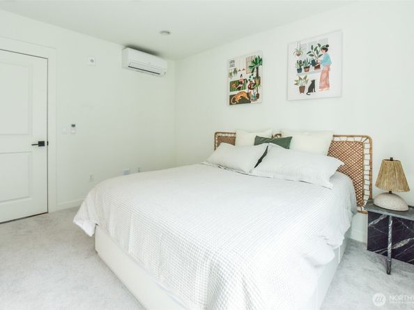 15558 NE 15th Place 301, Bellevue WA 98007