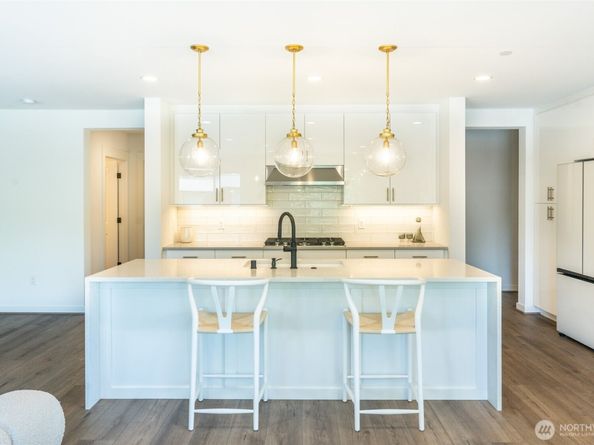 15558 NE 15th Place 301, Bellevue WA 98007