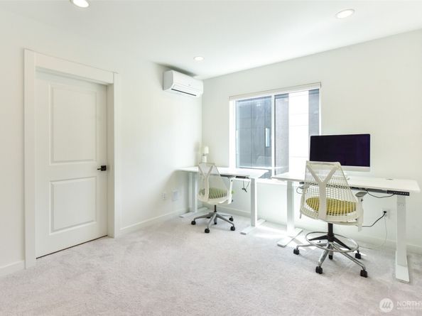 15558 NE 15th Place 301, Bellevue WA 98007