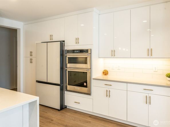 15558 NE 15th Place 301, Bellevue WA 98007