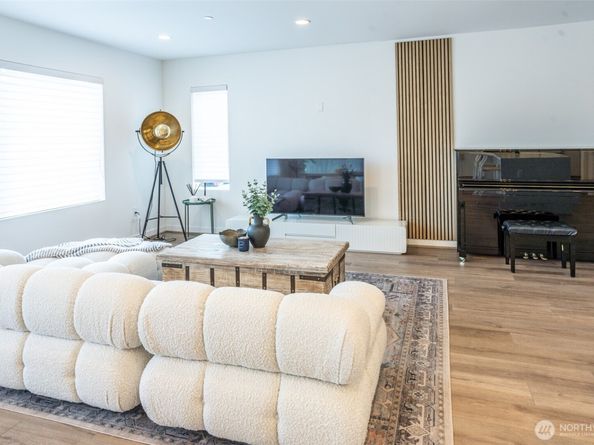 15558 NE 15th Place 301, Bellevue WA 98007