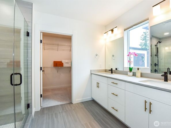 15558 NE 15th Place 301, Bellevue WA 98007