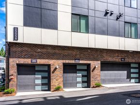 15558 NE 15th Place 301, Bellevue WA 98007