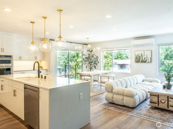 15558 NE 15th Place 301, Bellevue WA 98007