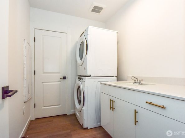 15558 NE 15th Place 301, Bellevue WA 98007