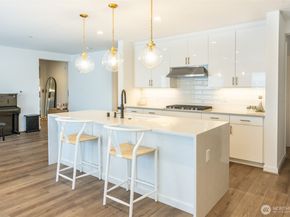 15558 NE 15th Place 301, Bellevue WA 98007