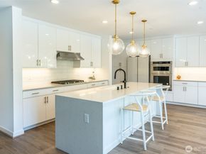 15558 NE 15th Place 301, Bellevue WA 98007