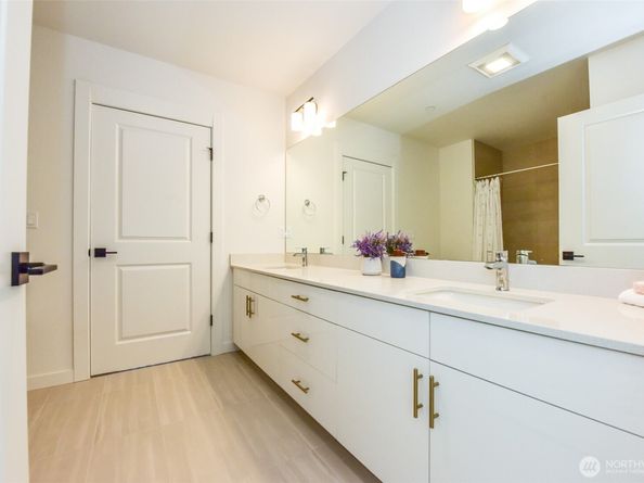 15558 NE 15th Place 301, Bellevue WA 98007