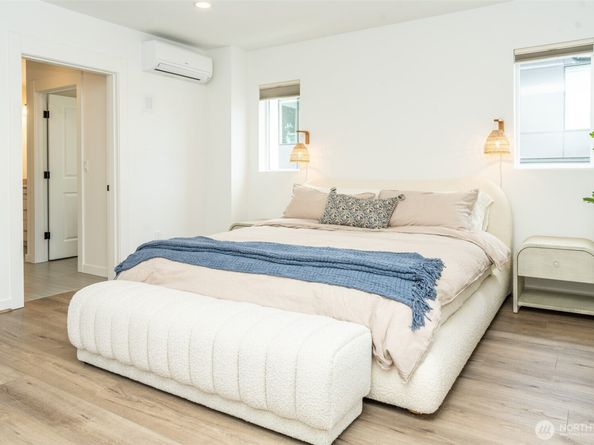 15558 NE 15th Place 301, Bellevue WA 98007