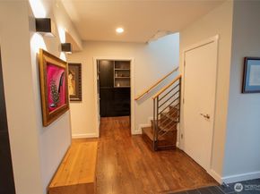 907 Broadway E, Seattle WA 98102