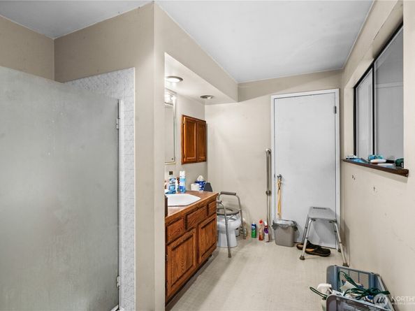 6123 110th Avenue SE, Bellevue WA 98006