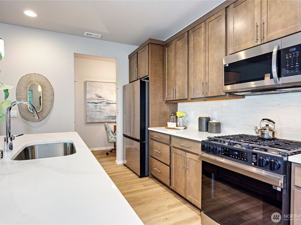 204 NE Shadowhawk Lane, Bremerton WA 98311