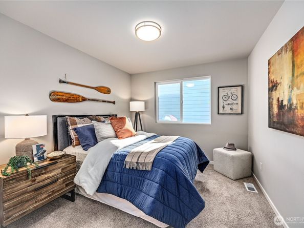 204 NE Shadowhawk Lane, Bremerton WA 98311