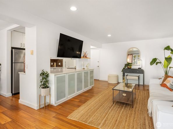 831 126th Place NE B103, Bellevue WA 98005