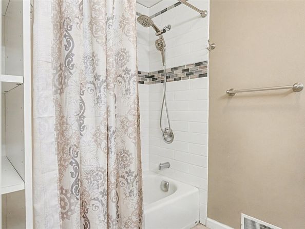 6201 Island Crest Way, Mercer Island WA 98040