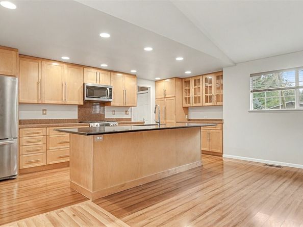 6201 Island Crest Way, Mercer Island WA 98040