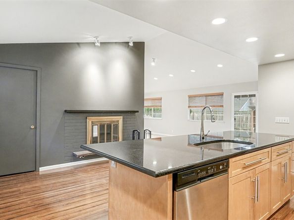 6201 Island Crest Way, Mercer Island WA 98040