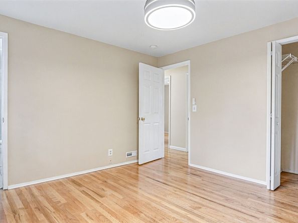 6201 Island Crest Way, Mercer Island WA 98040