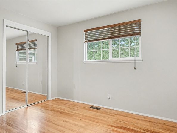 6201 Island Crest Way, Mercer Island WA 98040