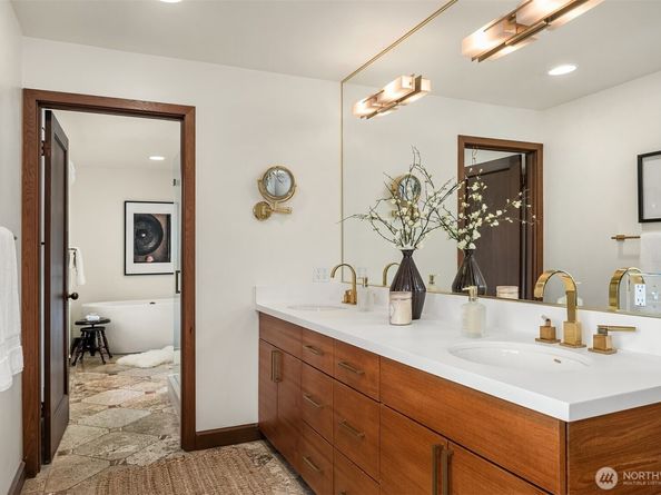 3103 Mount Rainier Drive S, Seattle WA 98144