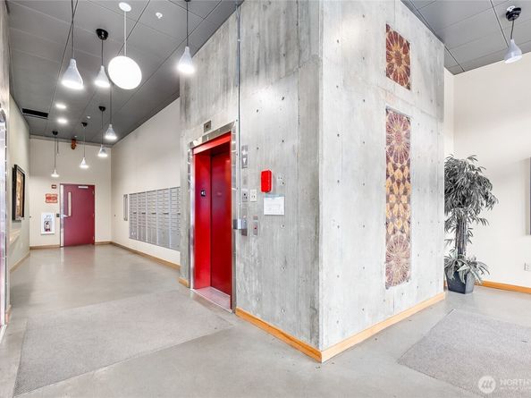 827 Hiawatha Place S 410, Seattle WA 98144
