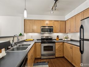 827 Hiawatha Place S 410, Seattle WA 98144