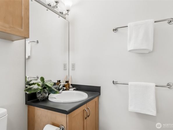 827 Hiawatha Place S 410, Seattle WA 98144