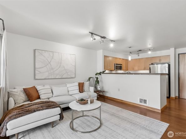 827 Hiawatha Place S 410, Seattle WA 98144