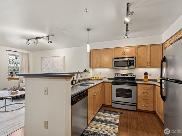 827 Hiawatha Place S 410, Seattle WA 98144