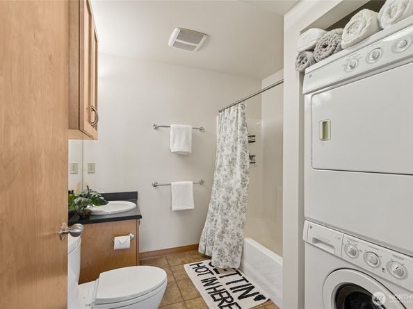 827 Hiawatha Place S 410, Seattle WA 98144