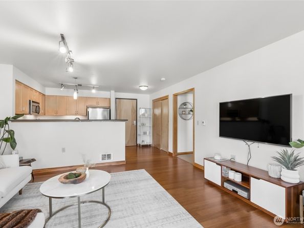 827 Hiawatha Place S 410, Seattle WA 98144
