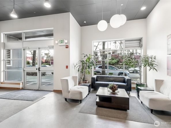 827 Hiawatha Place S 410, Seattle WA 98144