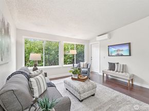 12567 35th Avenue NE 204, Seattle WA 98125