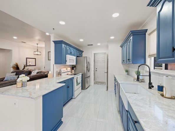 305  Maverick Trail , Oak Point Texas 75068