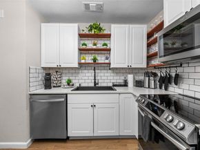 1712  Crest Point Drive , Arlington Texas 76012