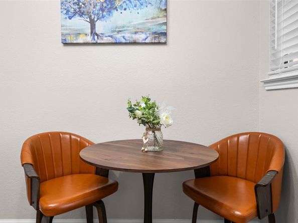 1712  Crest Point Drive , Arlington Texas 76012