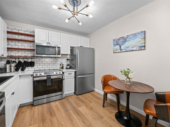 1712  Crest Point Drive , Arlington Texas 76012