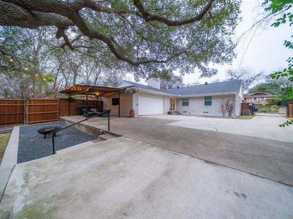 2430  Springhill Drive , Dallas Texas 75228
