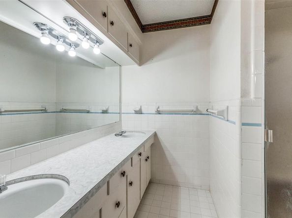 2271  Homeway Circle , Dallas Texas 75228