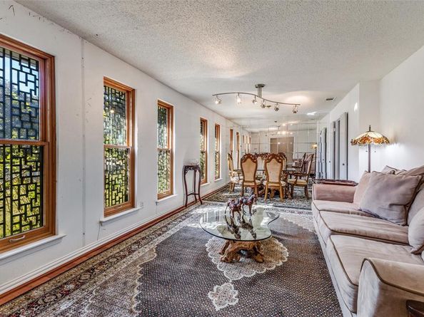 2271  Homeway Circle , Dallas Texas 75228