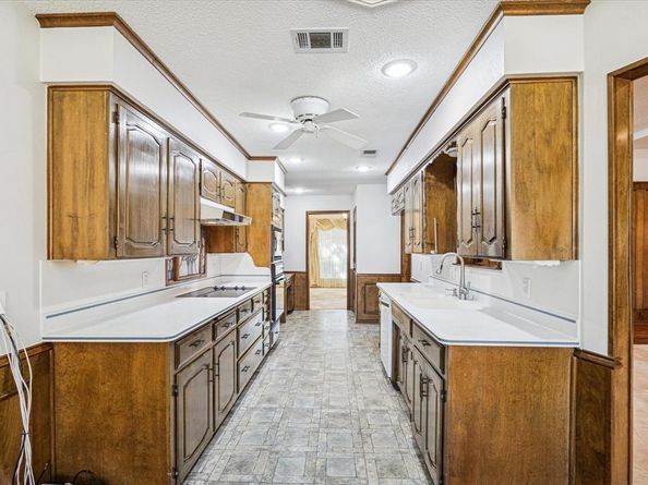 805  Newport Road , Fort Worth Texas 76120