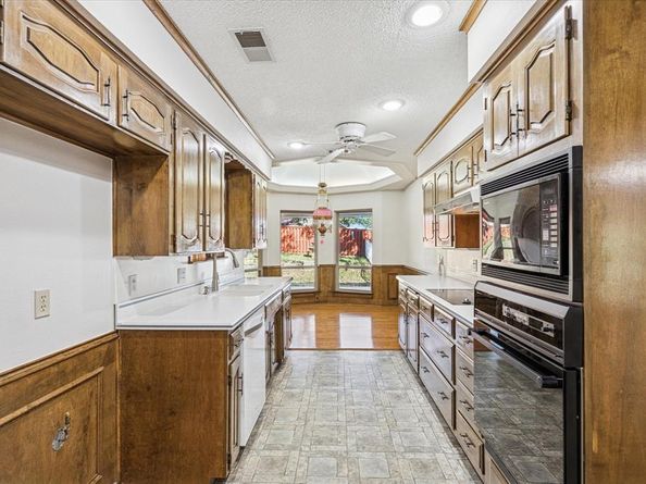 805  Newport Road , Fort Worth Texas 76120