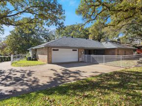 805  Newport Road , Fort Worth Texas 76120