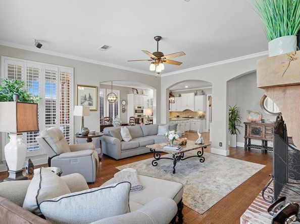 1608  Thomas Lane , Carrollton Texas 75010