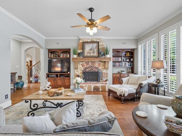 1608  Thomas Lane , Carrollton Texas 75010