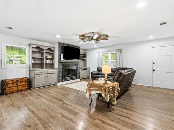 588  Pine Street , Lewisville Texas 75057