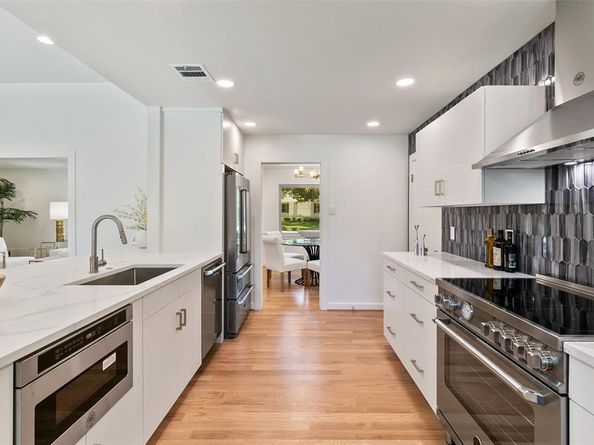 7431  Larchview  , Dallas Texas 75254
