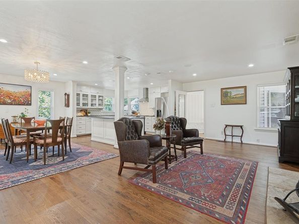 447 W Colorado Boulevard , Dallas Texas 75208
