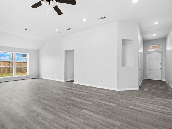 619  White Swan Drive , Arlington Texas 76002