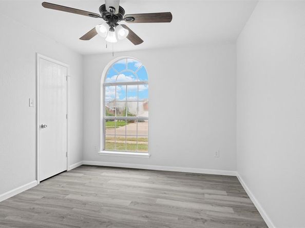 619  White Swan Drive , Arlington Texas 76002